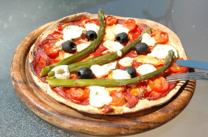 Schnelle, glutenfreie Wrap Pizza mit buntem Saisongemüse