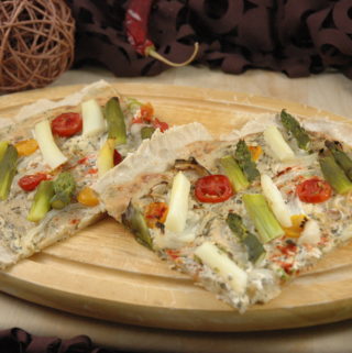 Glutenfreier Flammkuchen vom Blech mit Spargel