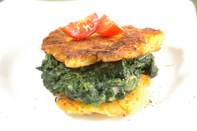 Gemüsepuffer-Burger mit Käse-Spinat Rahm