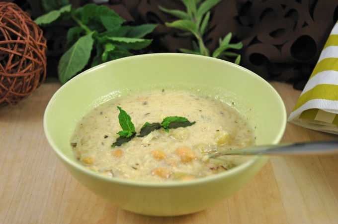 Vegane Joghurtsuppe mit Kichererbsen